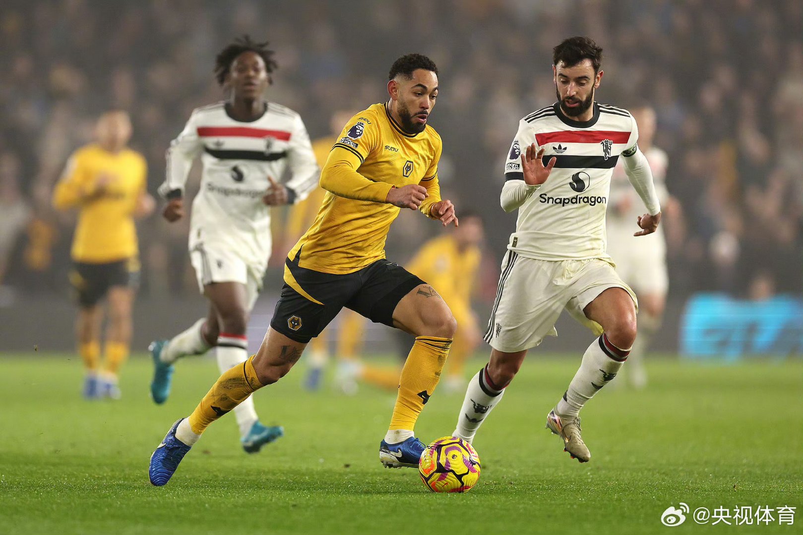 金年会中国官网-关于曼联训练开放日；冲刺阶段远射贴柱引欢呼；德国杯在即；更衣室氛围转暖的信息